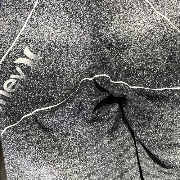 Size 32 board shorts. - Picture 4 of 7